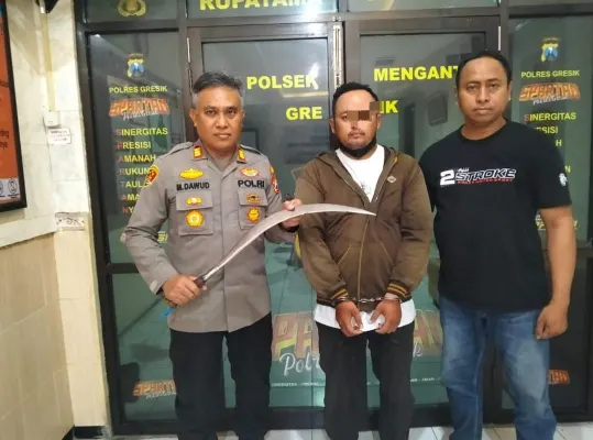Pelaku Pembacokan Tetangga Serahkan Diri ke Polsek Menganti