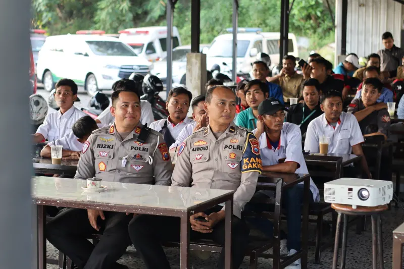 Tingkatkan Keselamatan di Jalan Raya, Satlantas Polres Gresik Sosialisasi Safety Driving Sambil Ngopi Bareng Driver Ambulans