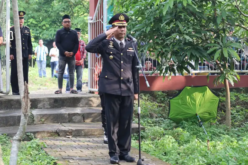 Berikan Penghormatan Terakhir, Wakapolres Gresik Pimpin Upacara Pemakaman Almarhum Iptu Soleh