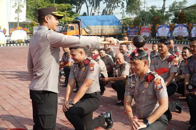 Kapolres Gresik Pimpin Upacara Korp Raport Kenaikan Pangkat di Mapolres Gresik, 58 Anggota Naik Pangkat