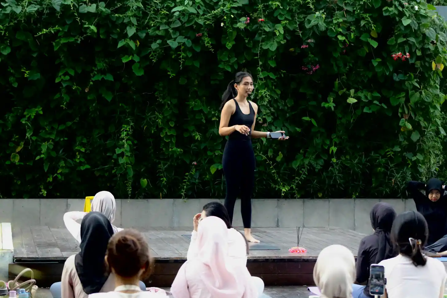 Peringati Hari Yoga Internasional,Hotel Santika Gresik Gelar Acara Yoga Bersama di Samping Kolam Renang