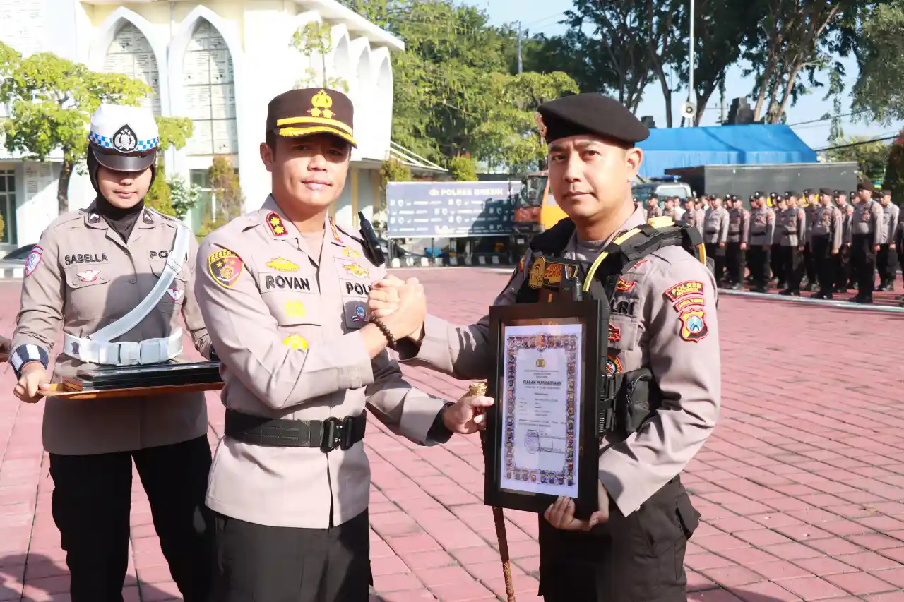 Polri Presisi, Kapolres Gresik Beri Penghargaan Personel Berprestasi