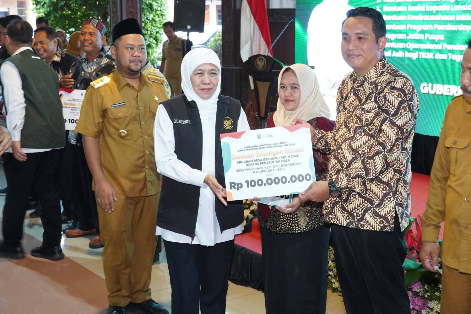 Bantuan Sosial Rp5,8 Miliar Disalurkan untuk Masyarakat Gresik, Gubernur Khofifah Ajak Gunakan dengan Bijak