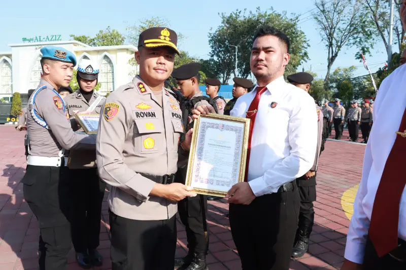Kapolres Gresik Pimpin Upacara Kenaikan Pangkat Pengabdian dan Penghargaan Personel Berprestasi