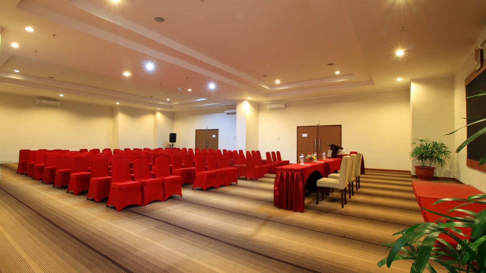 Ruang Meeting di VRATA Hotel