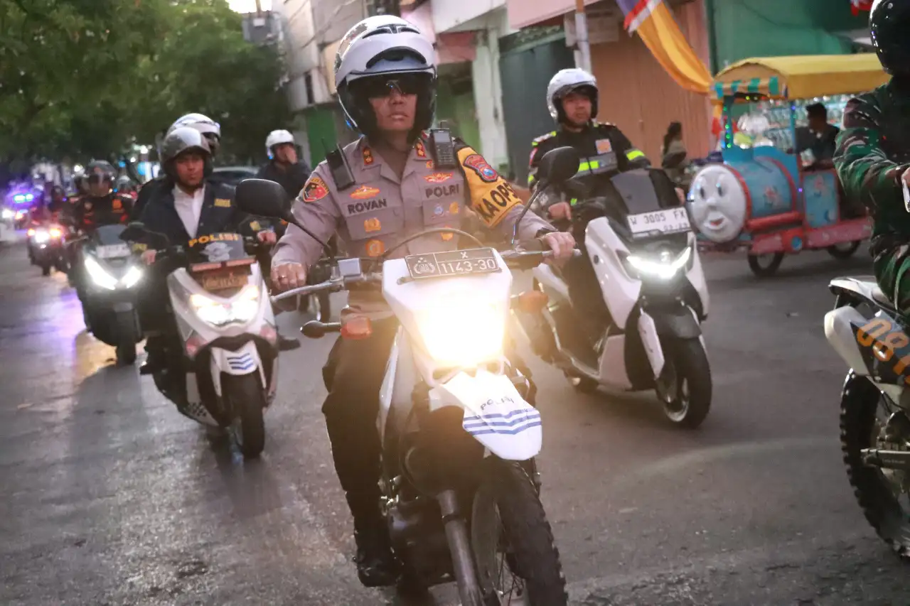 Patroli Gabungan Skala Besar, Polres Gresik bersama Kodim 0817/Gresik Pastikan Keamanan Masyarakat