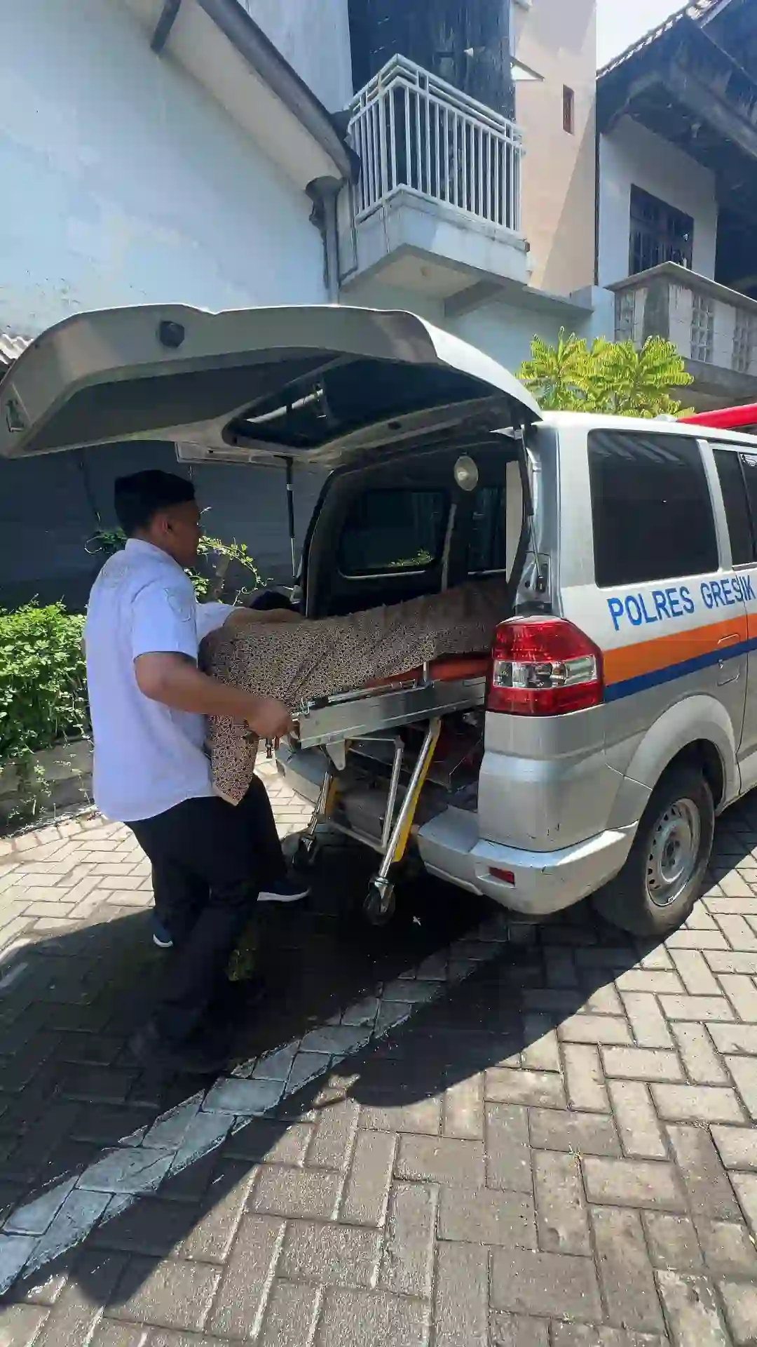 Pelayanan Humanis, Ambulans Polres Gresik Antar Jenazah Warga hingga Tempat Peristirahatan Terakhir