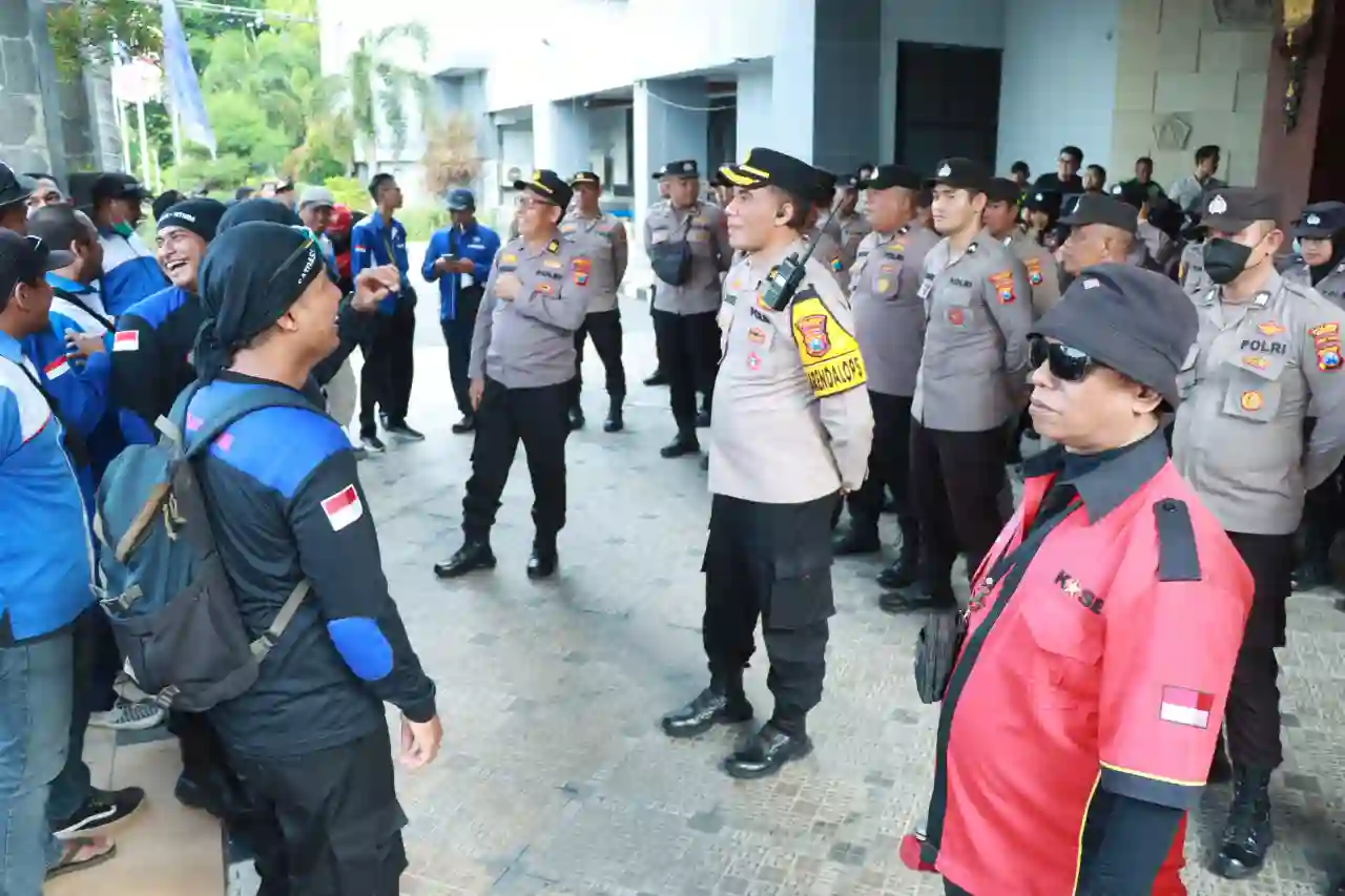 Dengan Pengamanan Humanis, Aksi Buruh Gresik Berjalan Damai dan Kondusif