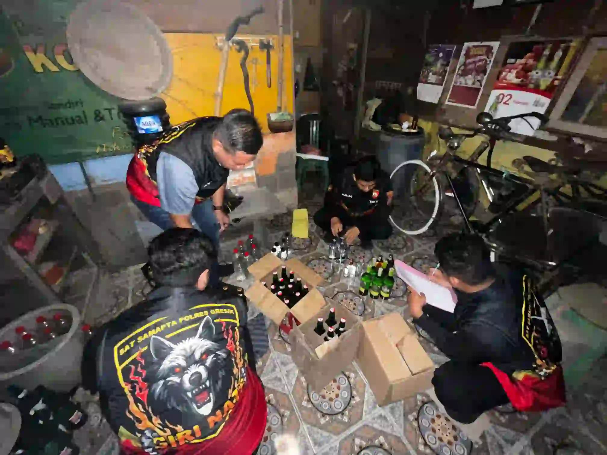 Turjawali Samapta Polres Gresik Sita Puluhan Botol Miras dari Dua Penjual di Cerme dan Duduksampean