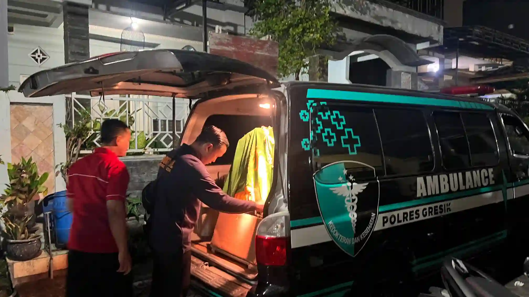 Duka Tak Pernah Sendiri: Polres Gresik Dampingi Keluarga Mengantar Jenazah Dengan Layanan Gratis Penuh Empati