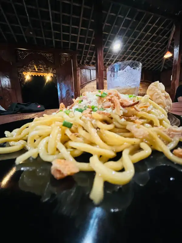 Warung Mie Arjuna Gresik Hadirkan Pengalaman Makan Mie dengan Nuansa Tradisional Jawa.