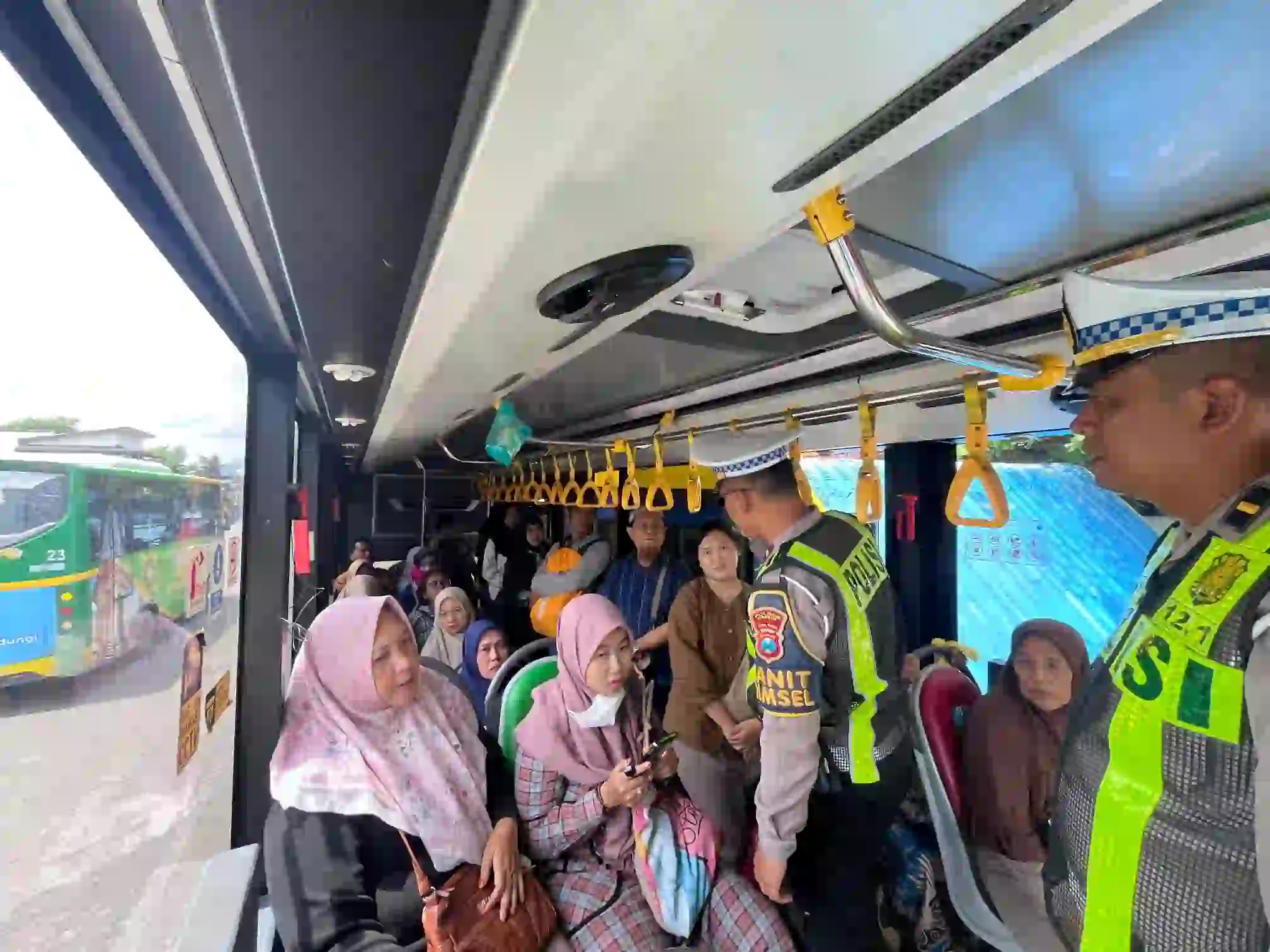 Tingkatkan Kamseltibcarlantas, Satlantas Polres Gresik Edukasi Driver Trans Jatim Lewat “Polantas Menyapa”