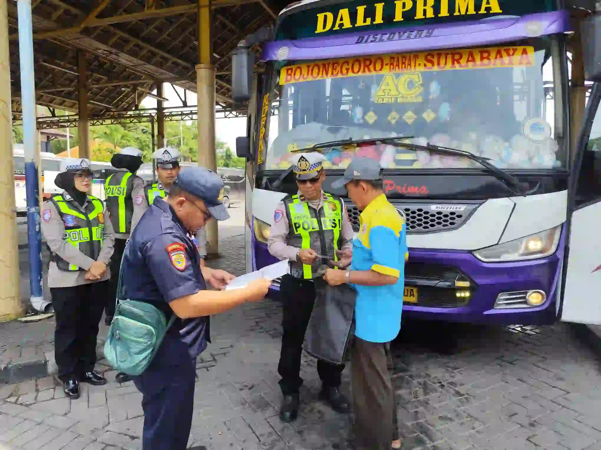 Keselamatan Penumpang Prioritas, Satlantas Polres Gresik Ramp Check Bus dan Tegur Pelanggaran Teknis