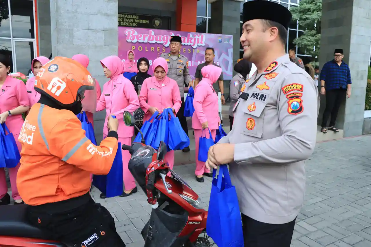 Ramadan Penuh Berkah, Polres Gresik dan Bhayangkari Turun ke Jalan Bagikan Takjil untuk Warga