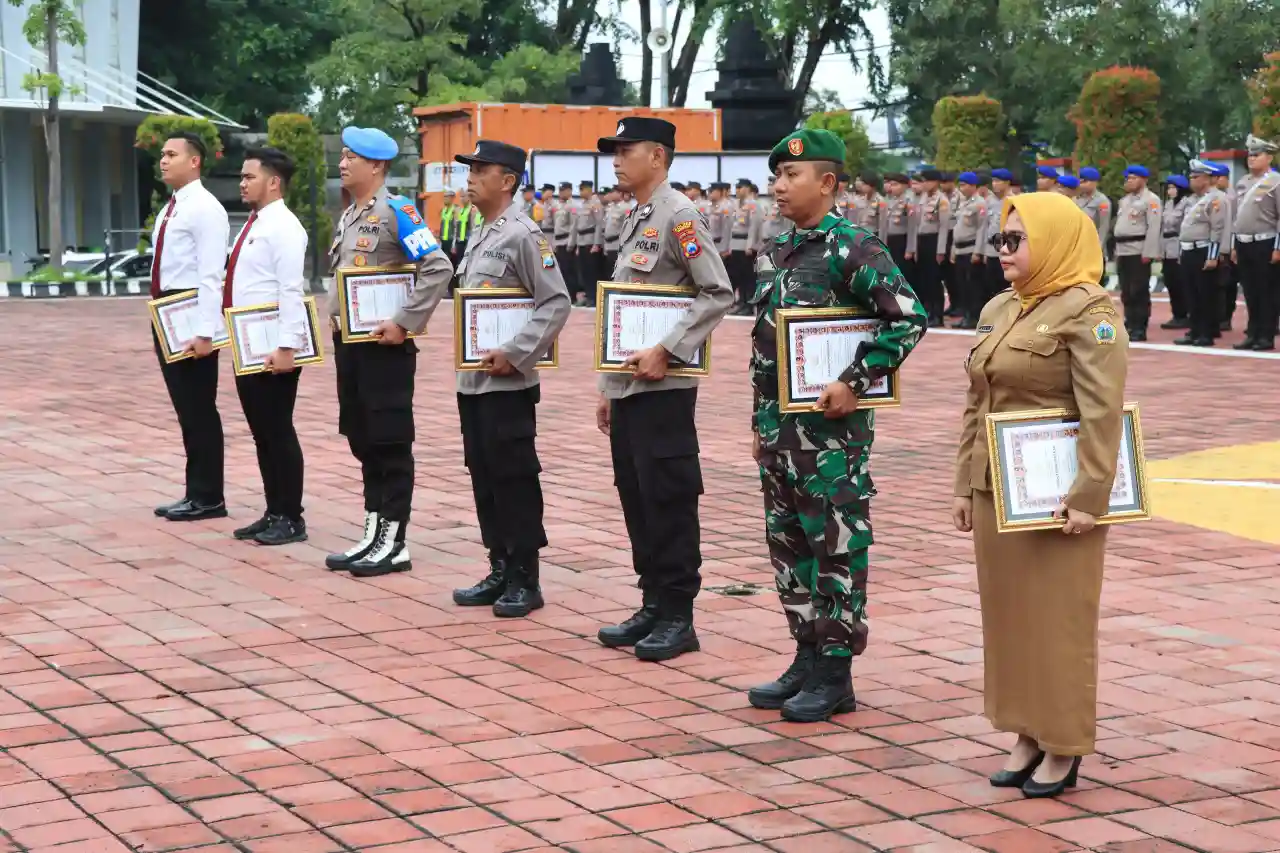 Apresiasi “Jogo Gresik”, 17 Personel dan 2 Masyarakat Terima Penghargaan dari Kapolres Gresik