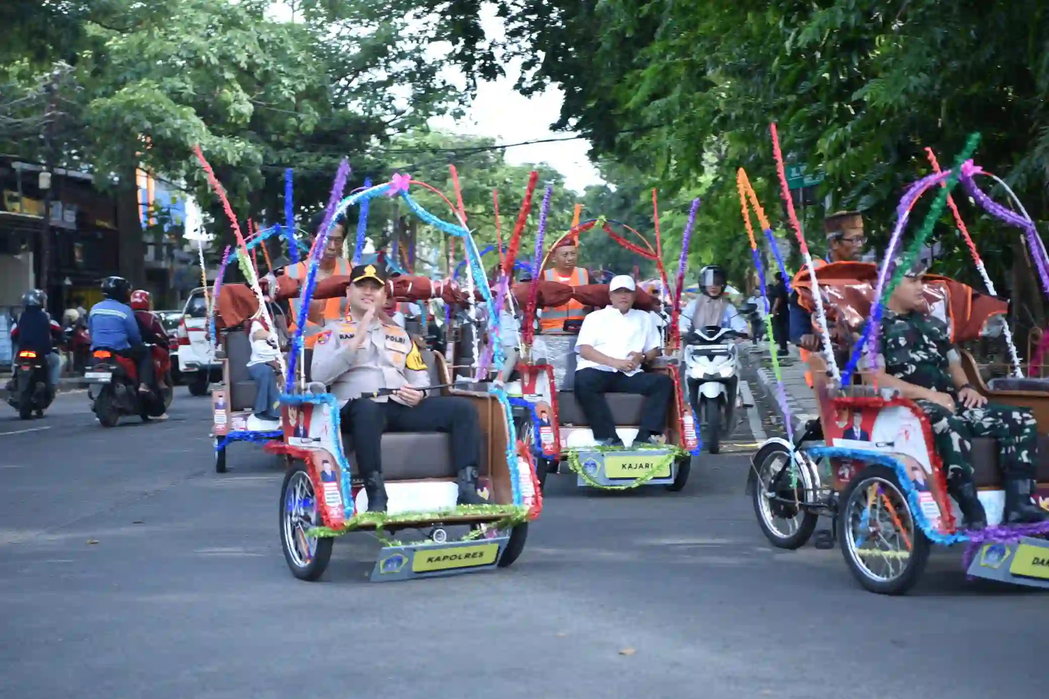 Kirab Adipura 2026 Meriah, Kapolres Gresik dan Forkopimda Kompak Naik Kendaraan Listrik