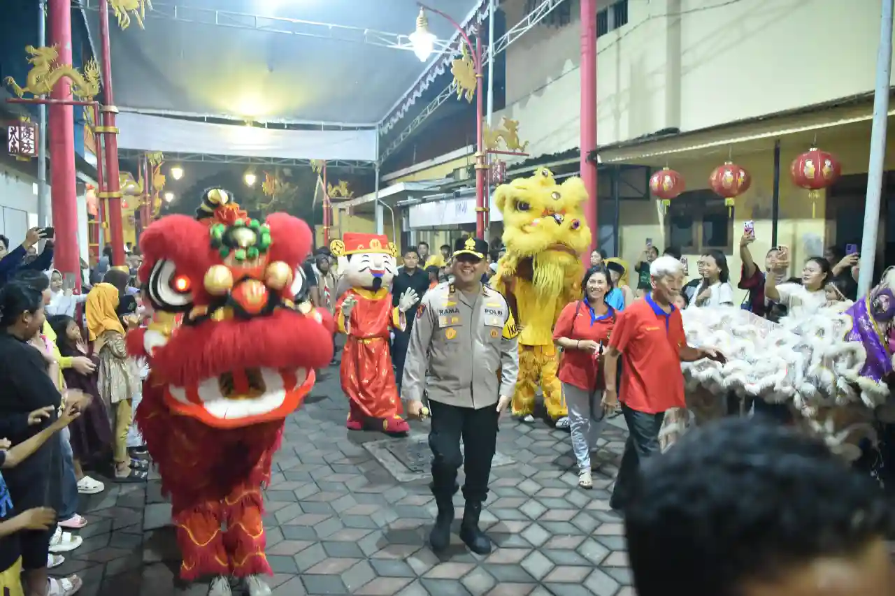 Kapolres Gresik AKBP Ramadhan Nasution Tinjau Langsung Pengamanan Cap Go Meh di Klenteng Kim Hin Kiong