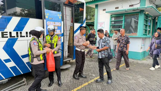 Ngabuburit Sambil Urus SIM, Layanan SIM Keliling Ramadan Satlantas Polres Gresik Diserbu Warga di Masjid Agung