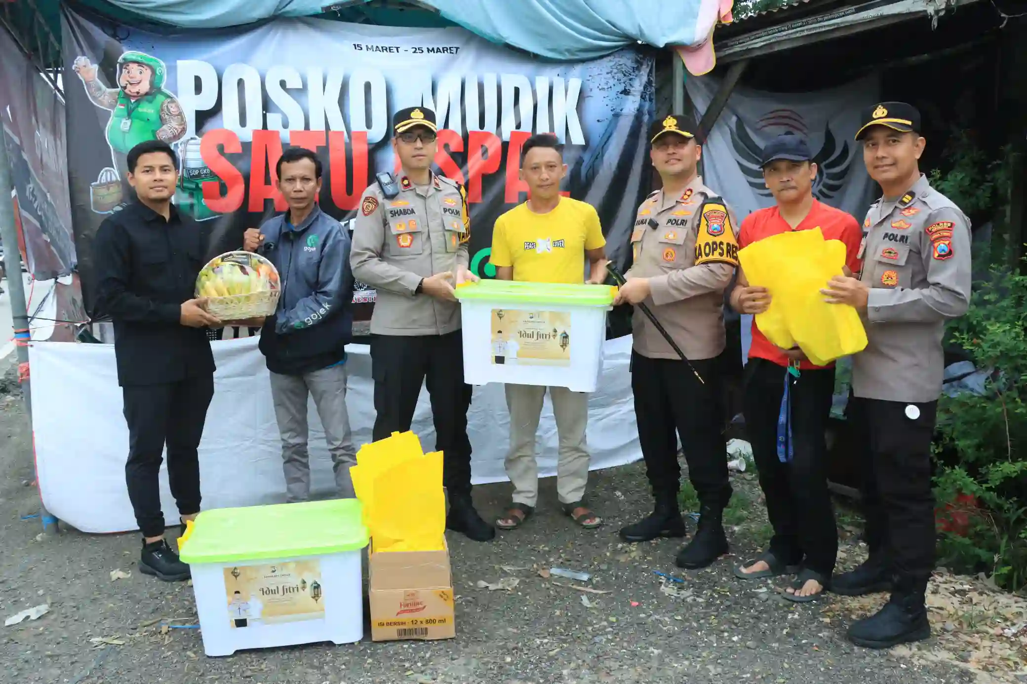 Wujud Kepedulian, Kapolres Gresik Bersama Bhayangkari Sambangi Pos Pengamanan Bagikan Hampers Lebaran