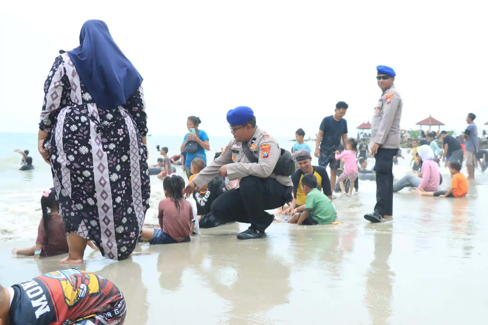 Pastikan Keamanan Wisatawan Lebaran 2026, Kapolres Gresik Pantau di Pantai Dalegan