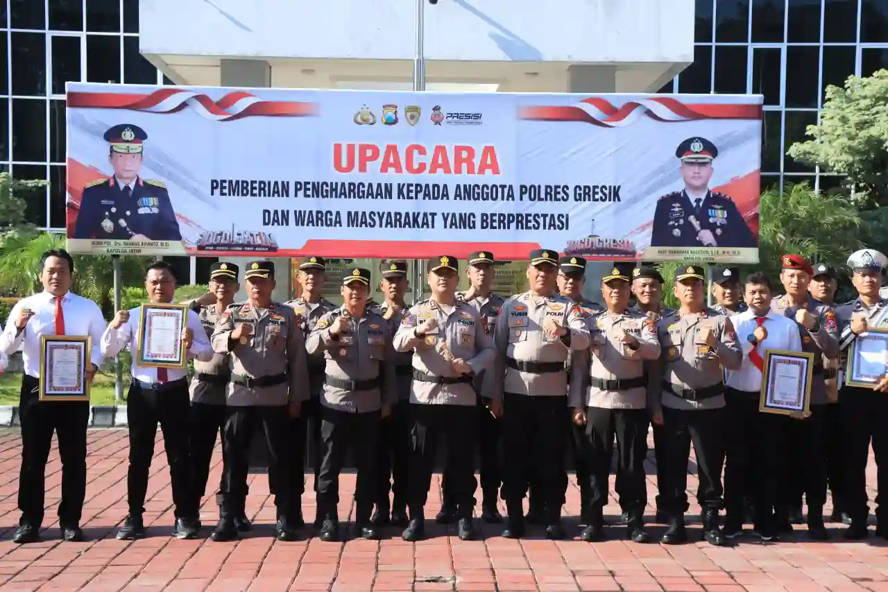 Polres Gresik Beri Penghargaan 13 Personel dan 1 Warga, Kapolres Apresiasi Dedikasi Anggota