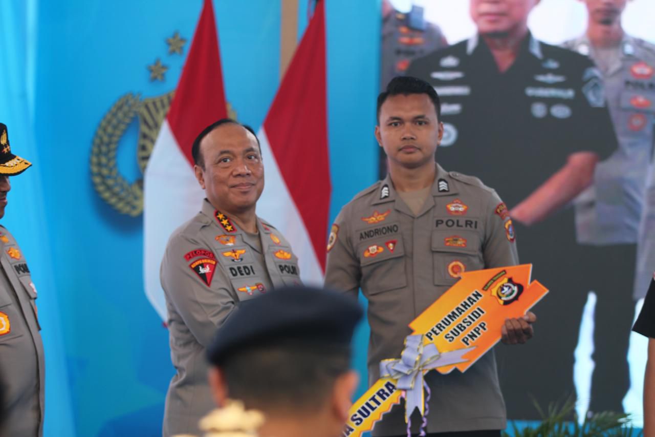 Dukung Asta Cita Presiden Prabowo sebagai Prioritas Nasional, Polri Serahkan 378 Unit Perumahan bagi PNPP dan Masyarakat di Sultra