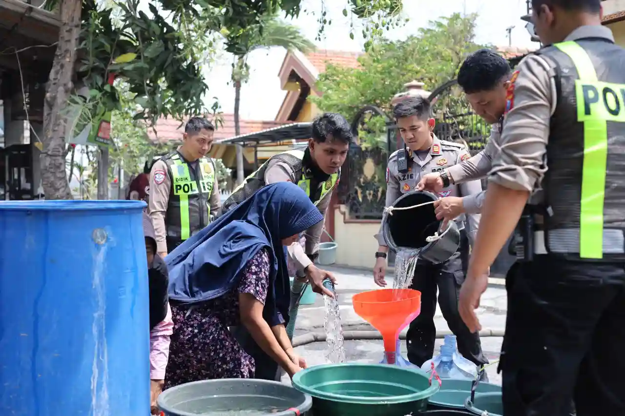 Satlantas Polres Gresik Salurkan Air Bersih, Wujud Kepedulian Polantas Sambut HUT Lalu Lintas ke-71