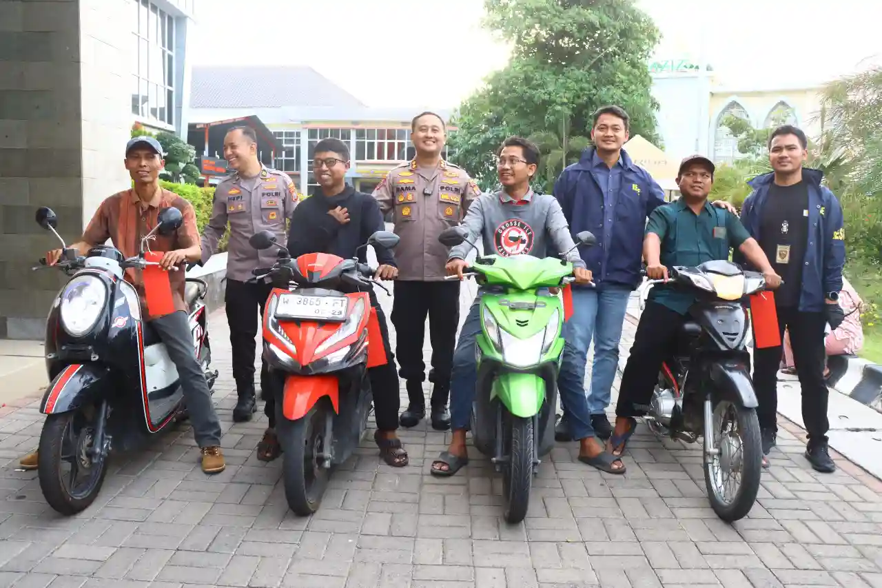 Kapolres Gresik Kembalikan Motor Milik Korban Curian, Dua Pelaku Diberi Tindakan Tegas Terukur