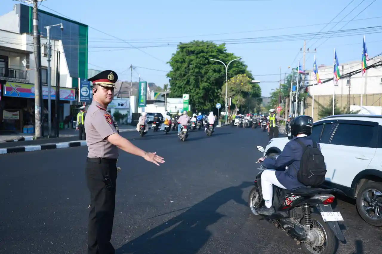 Pastikan Kelancaran Arus lalu lintas, Kapolres Gresik Turun Langsung cek personil dan Atur Lalu Lintas