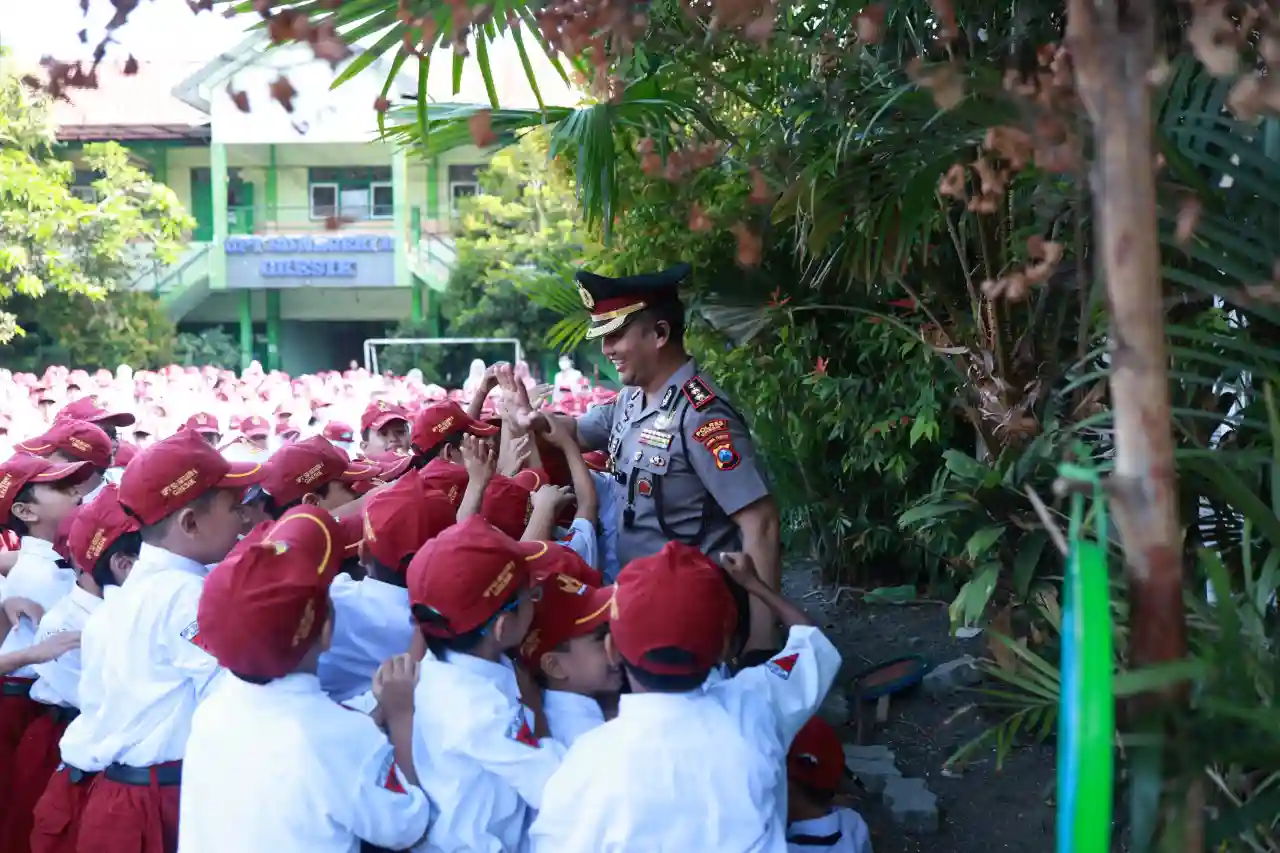 Polisi bersama Masyarakat, Kapolres Gresik Sambangi Siswa SD Negeri 6 Gresik